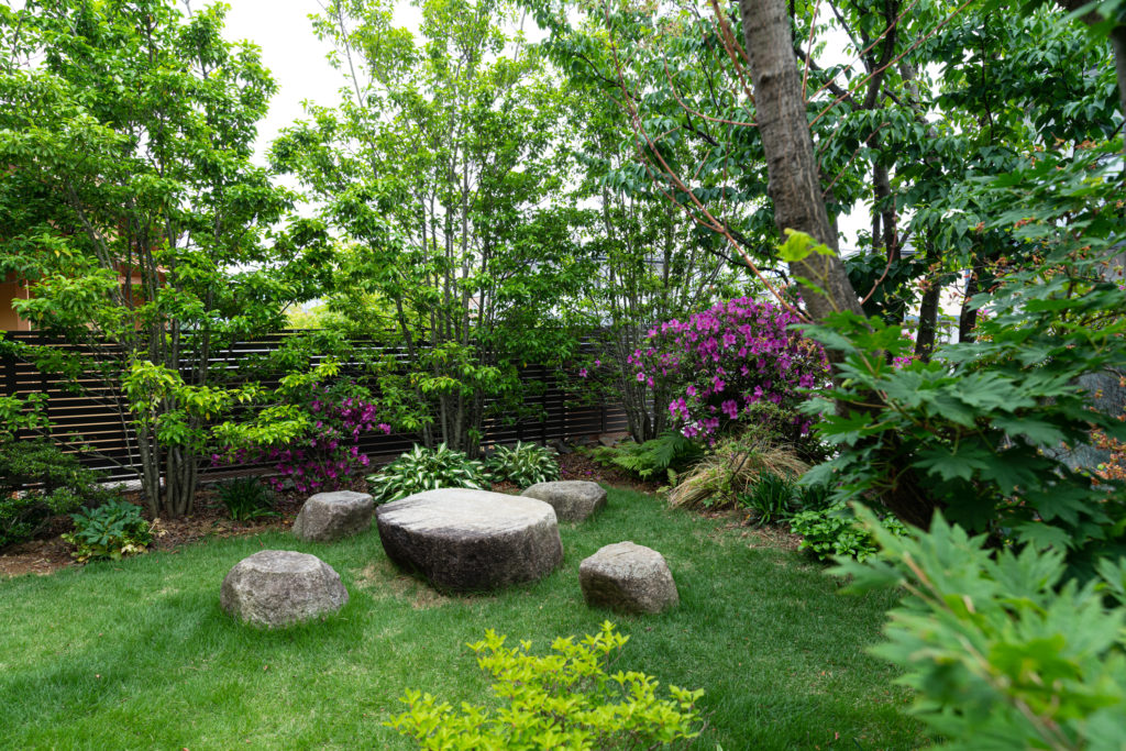 雑木の庭での語らいを楽しくする石のテーブルとイス