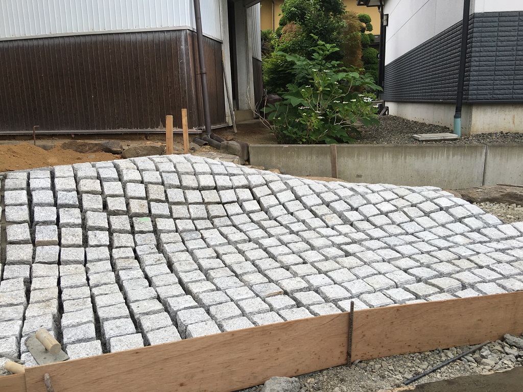 ピンコロを使った土留め ピンコロ敷き 小森造園 長野県内を中心に造園 外構工事 庭づくりのお手伝い