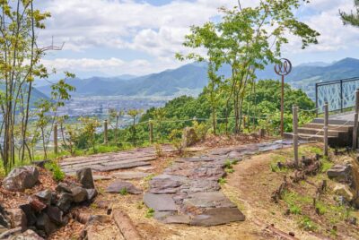 長野篠ノ井のカフェの雑木の庭～斜面の土中環境を改善