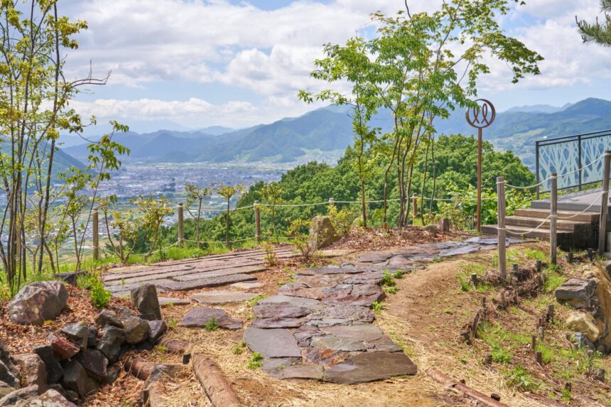 長野篠ノ井のカフェの雑木の庭～斜面の土中環境を改善