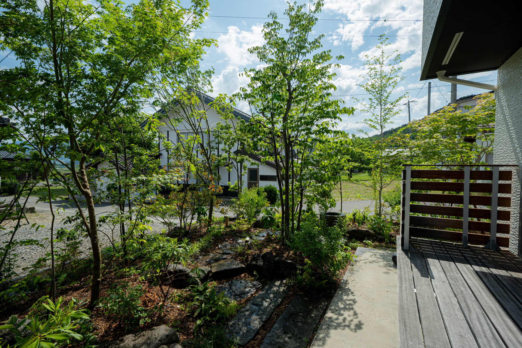 ウッドデッキで過ごす時間が気持ちい